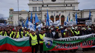 Полицаи протестираха на жълтите павета (СНИМКИ)