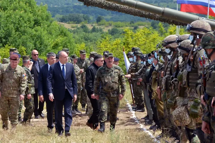 5216 пенсионирани военни крепят армията