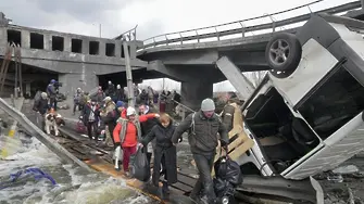 ДЕНЯТ В НЯКОЛКО РЕДА: още и много война. И Русия с нов автогол