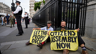 Протестна група нахлу в британския парламент