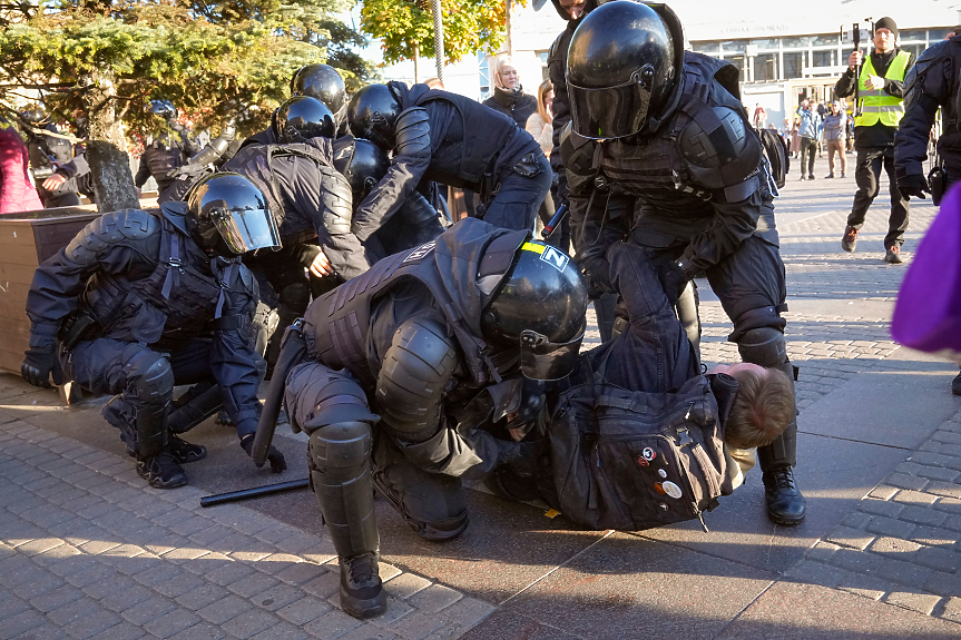 Полицаи стрелят във въздуха, за да разпръснат протест срещу мобилизацията в Дагестан