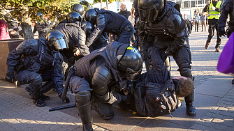 Полицаи стрелят във въздуха, за да разпръснат протест срещу мобилизацията в Дагестан