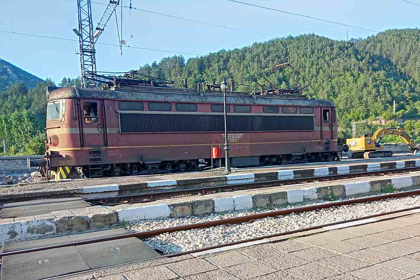 Жена е блъсната от влак, управляван от напушен помощник-машинист