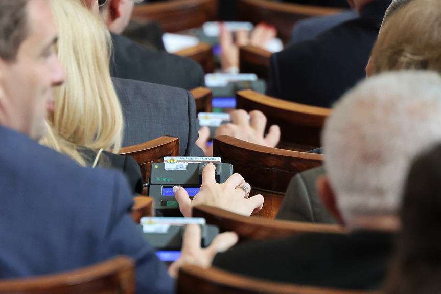 Хартиената бюлетина прескочи първото препятствие. ДБ я бори с преброителни центрове