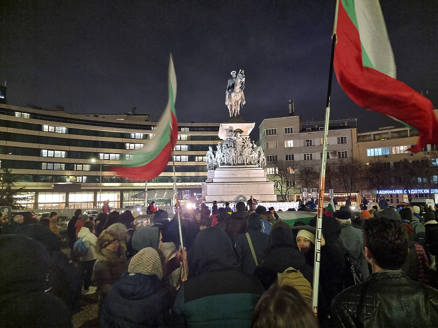 Протестът срещу хартиената бюлетина блокира движението пред НС