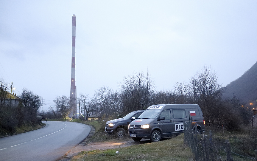 Напрегната нощ в Косово: експлозии, стрелба. Блокадите остават