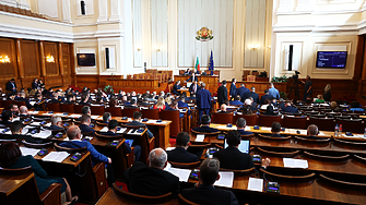 Под съпровода на химна, в полунощ машината за гласуване стана 