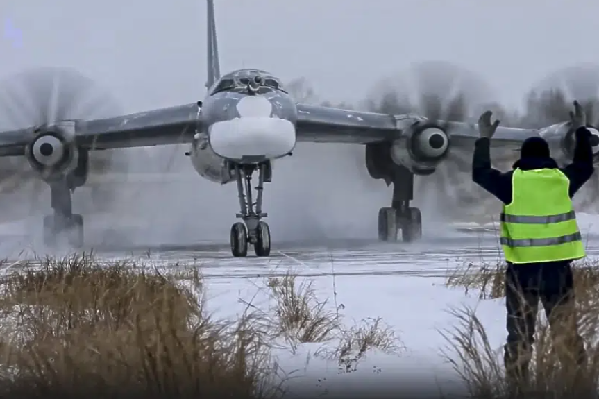 Най-малко трима загинаха след взривове на военни летища в Русия