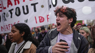 Чарлз III отложи визита в протестираща Франция по молба на Макрон