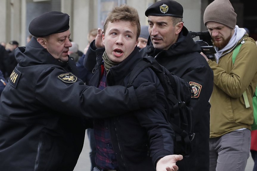 В Беларус помилваха Роман Протасевич - журналиста, заради когото свалиха самолет