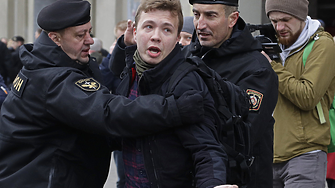 В Беларус помилваха Роман Протасевич - журналиста, заради когото свалиха самолет