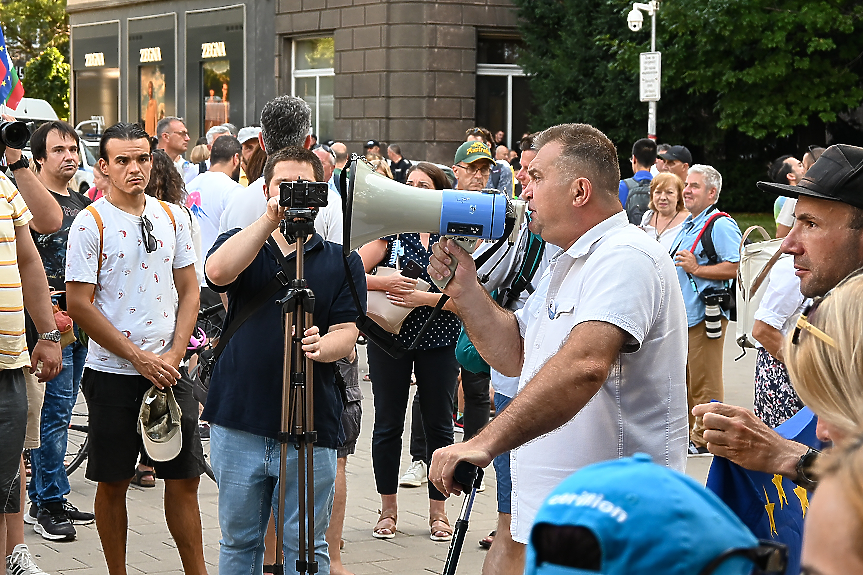 Два протеста пред президентството. Единият срещу Радев, другият - против еврото