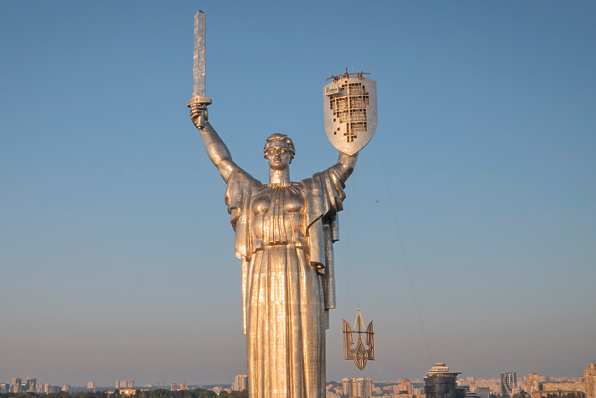 Украинският тризъбец замени сърпа и чука на 