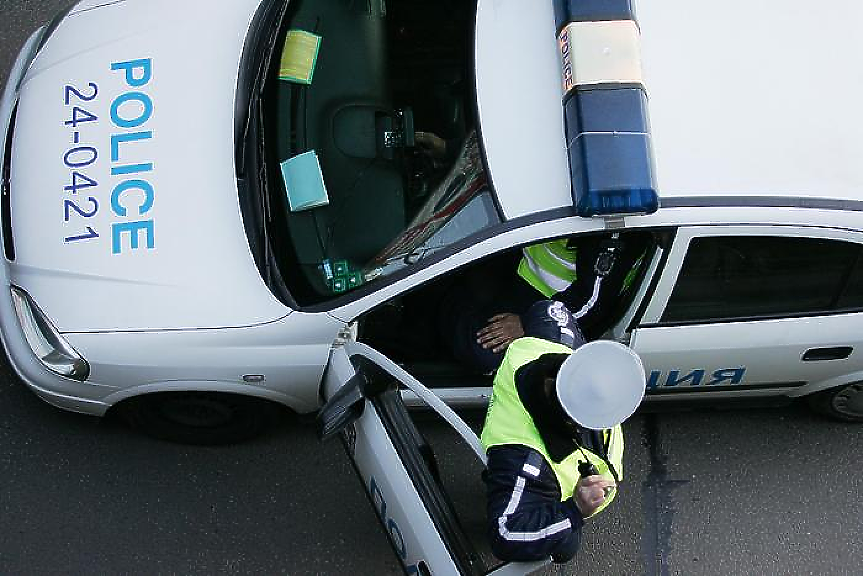 Полицаи опряха пистолет в главата на мигрант, за да го оберат