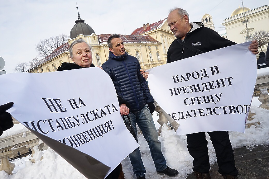 1 октомври – Истанбулската конвенция влиза в сила в ЕС. Правно обвързваща е и за България