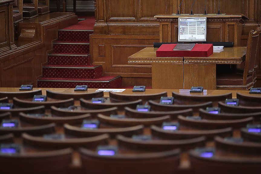 Пеевски, Борисов и Атанасов предложиха по-дълга ваканция за парламента - до 8 ноември