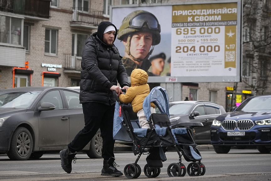 Руската рубла отново пое надолу