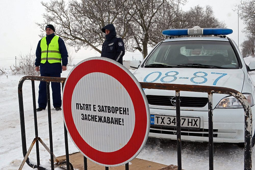 Селища без ток, затворени пътища. Каква е ситуацията след снега (СНИМКИ)