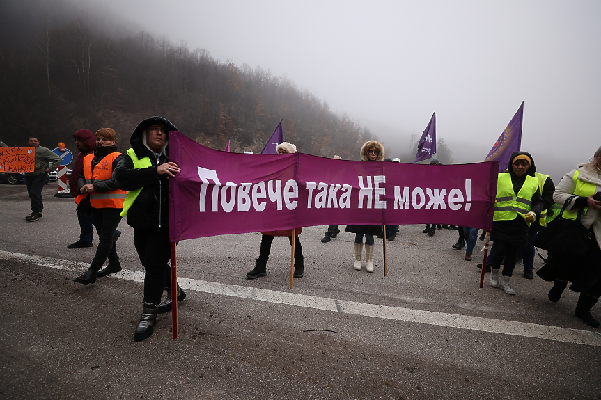 За пари: хората, които поддържат пътища, блокираха магистрала 