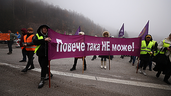 За пари: хората, които поддържат пътища, блокираха магистрала 