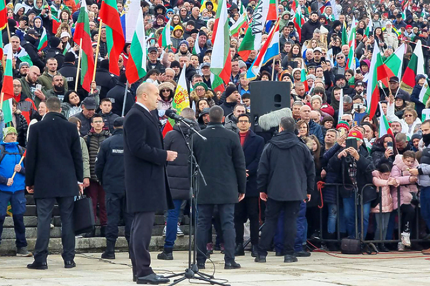 ДЕНЯТ В НЯКОЛКО РЕДА: Руски знамена на Шипка. За президента и за руския император