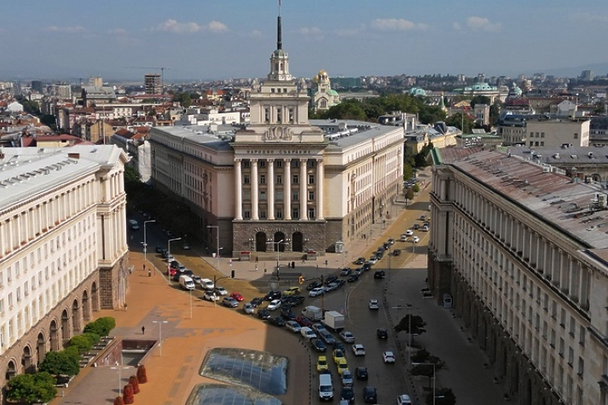 Парламентът заседава извънредно утре заради отпуската на служебния премиер