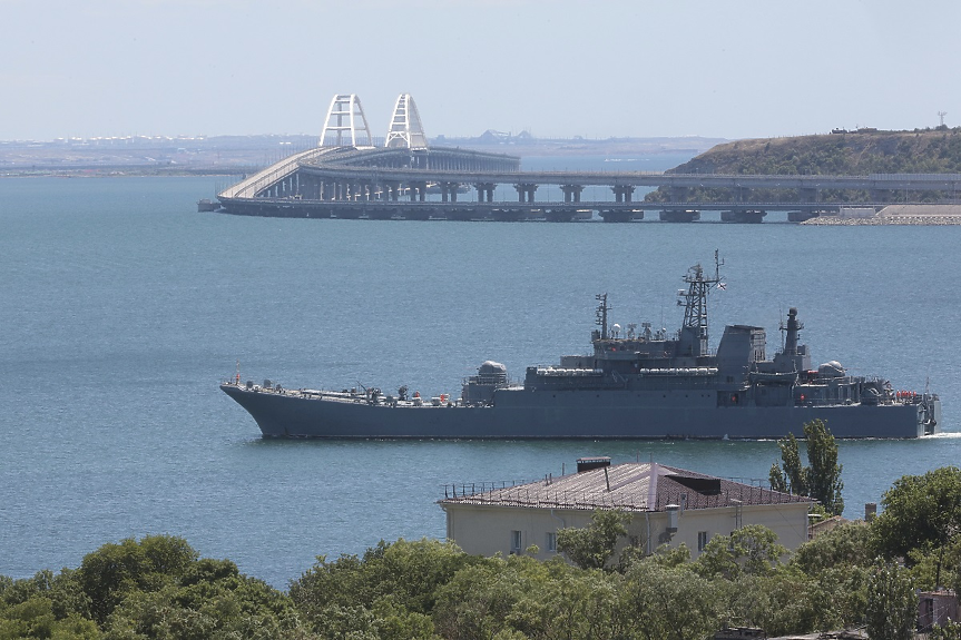 ДЕНЯТ В НЯКОЛКО РЕДА: Москва превзе село, Киев удари кораб, Нинова смени БСП-София