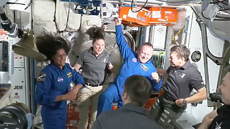 Първите астронавти на космическия кораб на Boeing пристигнаха на МКС (СНИМКИ)