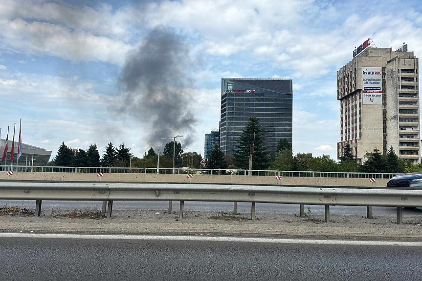 От запалени гуми: голям пожар гори в столичния кв. 