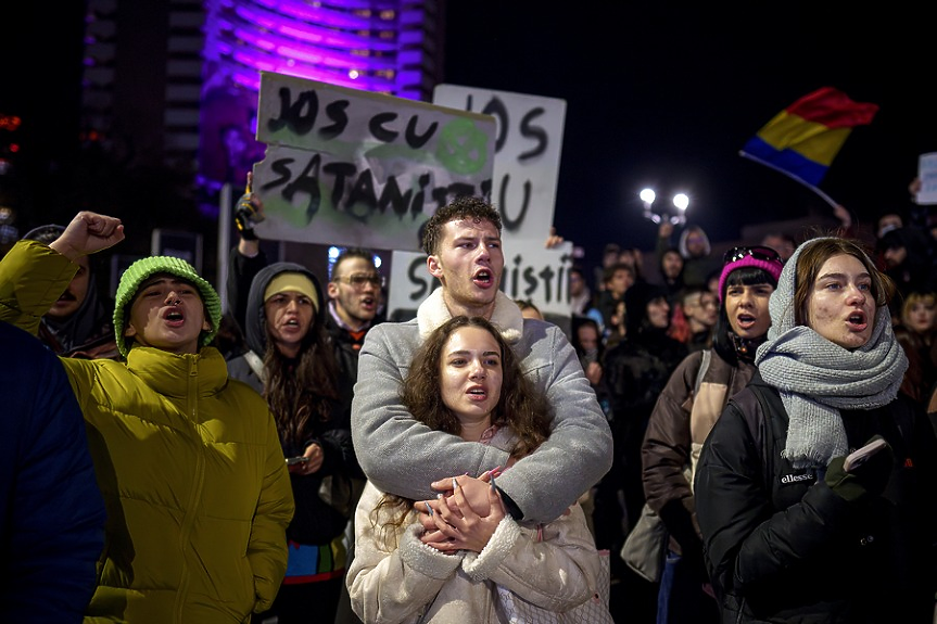 „Искаме ЕС, не СССР“ Румънци излязоха на протест след първия тур на президентските избори