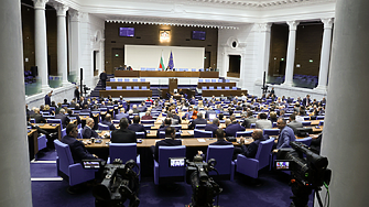 Парламентът съкрати ваканцията си, избра правна и бюджетна комисии