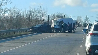 Смъртоносен челен удар затвори пътя София - Варна