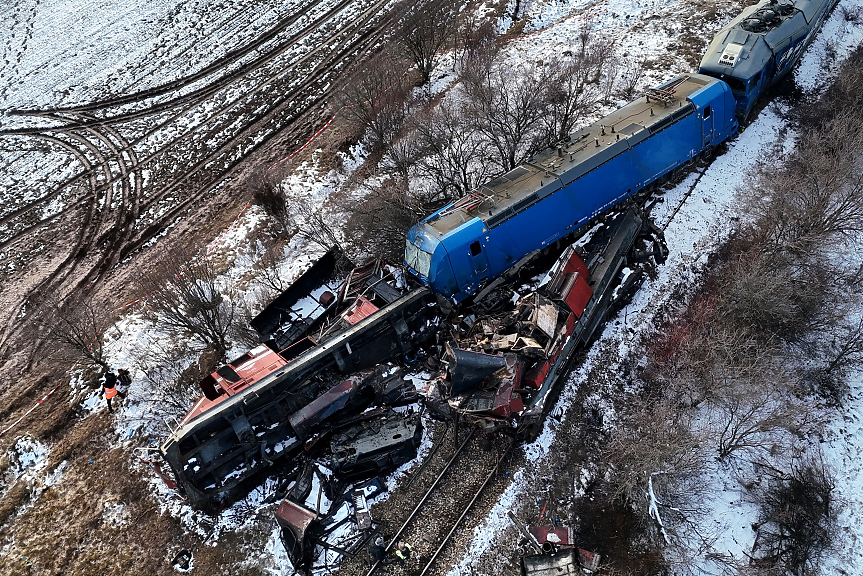 Все още има опасност за живота на единия ранен при катастрофата  на два товарни влака