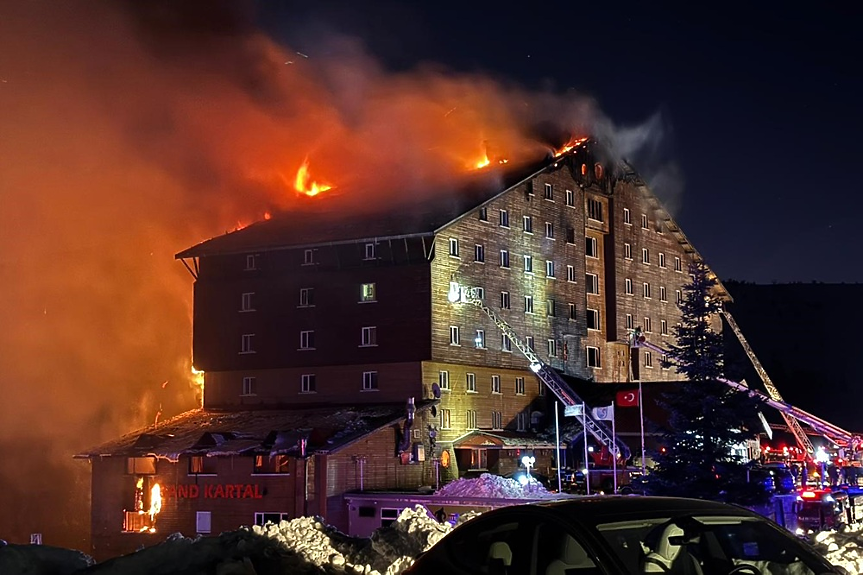 66 души загинаха при пожар в турски хотел